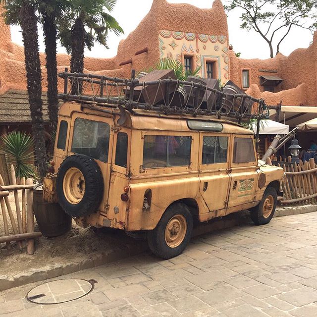 Comme une envie de partir loin... #disneylandparis #adventureland #jeep #worldofcleophis #voyage