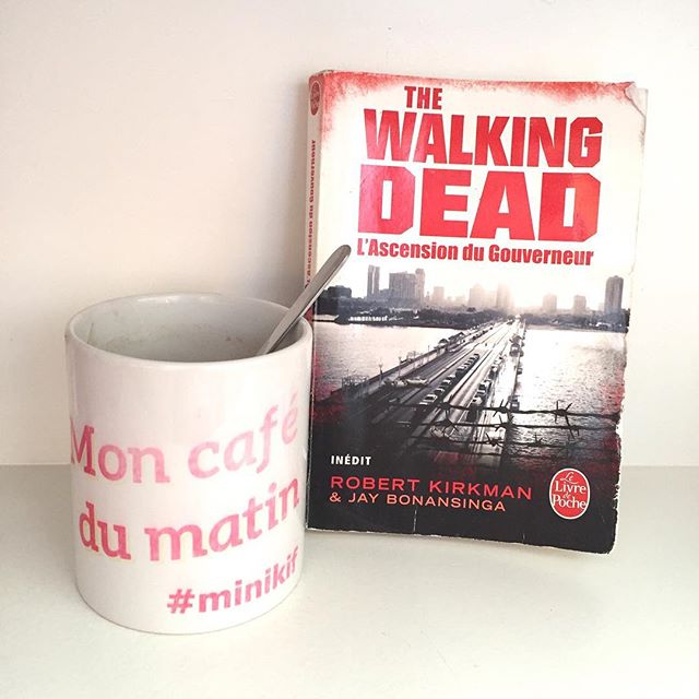 1er livre du #pumpkinautumnchallenge et de mon challenge spécial zombie terminé! Découverte des premiers pas du Gouverneur au début de l'infection et avant son arrivée à Woodbury avec un twist final incroyable! En route pour le 2e tome. #readingwithcleophis #thewalkingdead #coffeetime