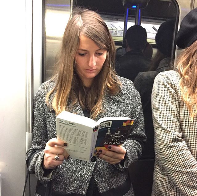 J'inaugure aujourd'hui une série de portraits dont l'idée m'est venue dans les transports: prendre en photo toutes les personnes qui lisent Michel Bussi dans le métro. Je vous présente Elodie, captivée par Le temps est assassin. C'est le 2e roman de l'auteur qu'elle lit après Un avion sans elle. #Bussidanslemetro #worldofcleophis