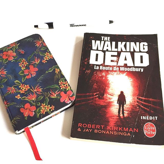 Volume 2 de la série de romans The Walking Dead. La première partie s’attache à nous présenter Lilly Caul et ses premiers mois d’épidémie et dans la deuxième partie nous suivons son groupe dans Woodbury la ville du Gouverneur. Le moins que l’on puisse dire, c’est que le courant ne passe pas très bien... #thewalkingdead #readingwithcleophis #worldofcleophis #pumpkinautumnchallenge