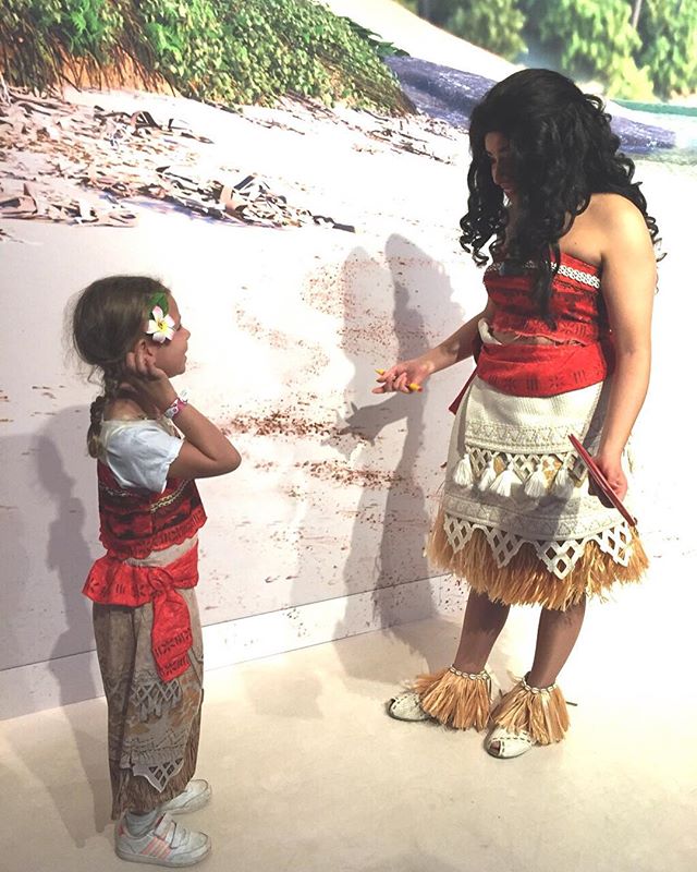 Hier la miss a pu rencontrer Vaiana, elle était aux anges. Le costume vient de @deguisetoi. #disney #disneylandparis #vaiana #moana #kids #enfants #worldofcleophis